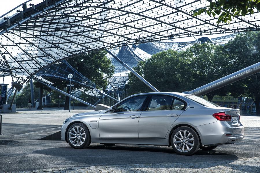  BMW 330e (F30) 2016 года  (WW) (фото 9 из 40)